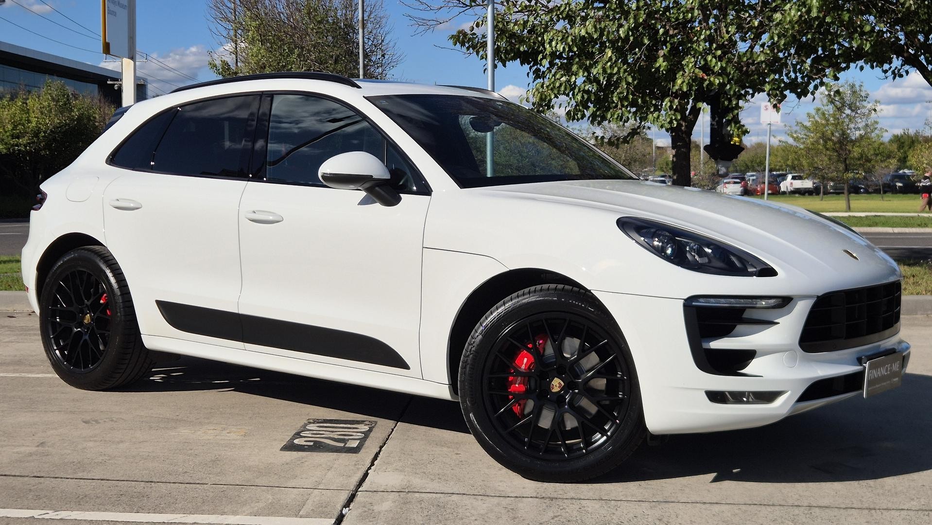 Porsche Macan image 1