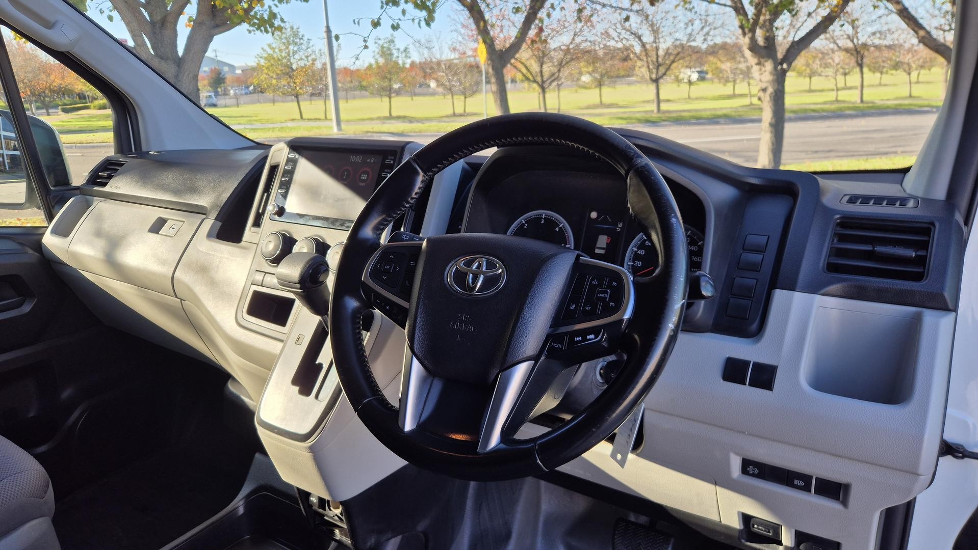 Toyota Hiace image 2