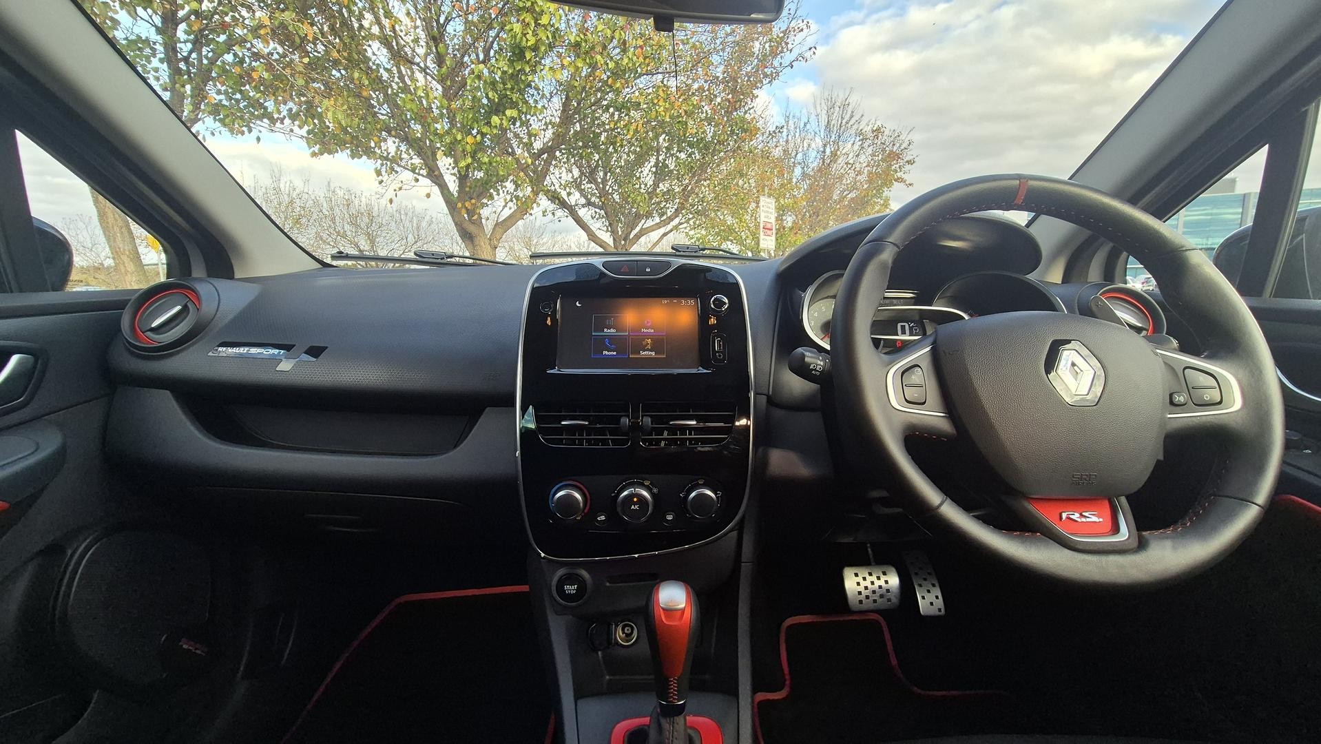 Renault Clio image 2