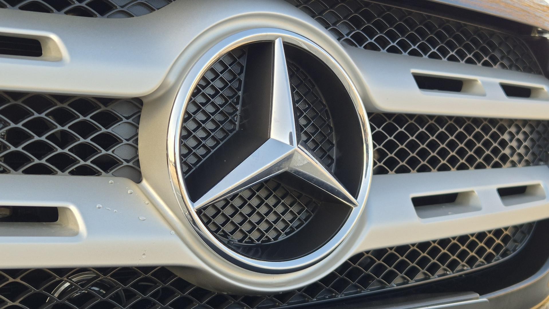Mercedes Benz X-class image 3