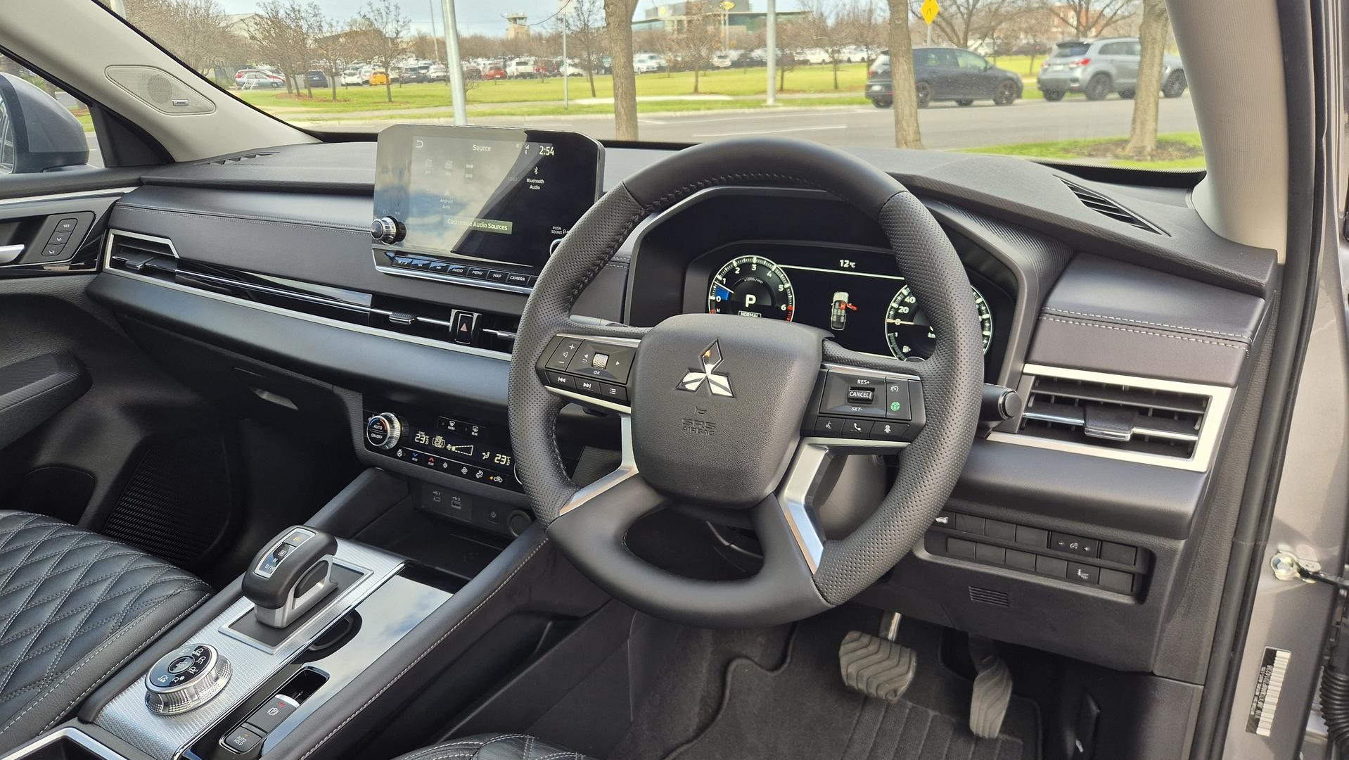 Mitsubishi Outlander image 2