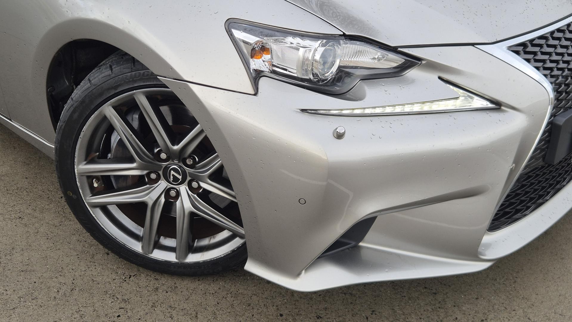 Lexus Is image 3