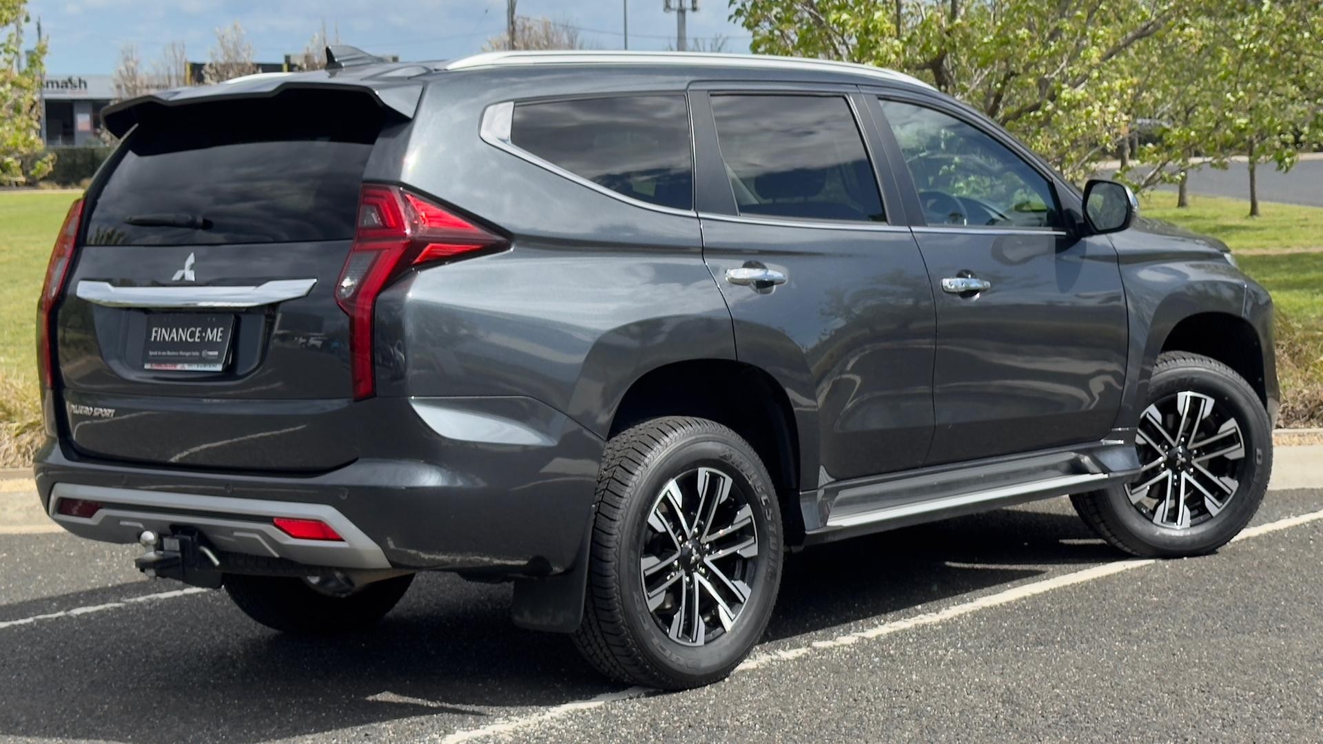 Mitsubishi Pajero Sport image 2