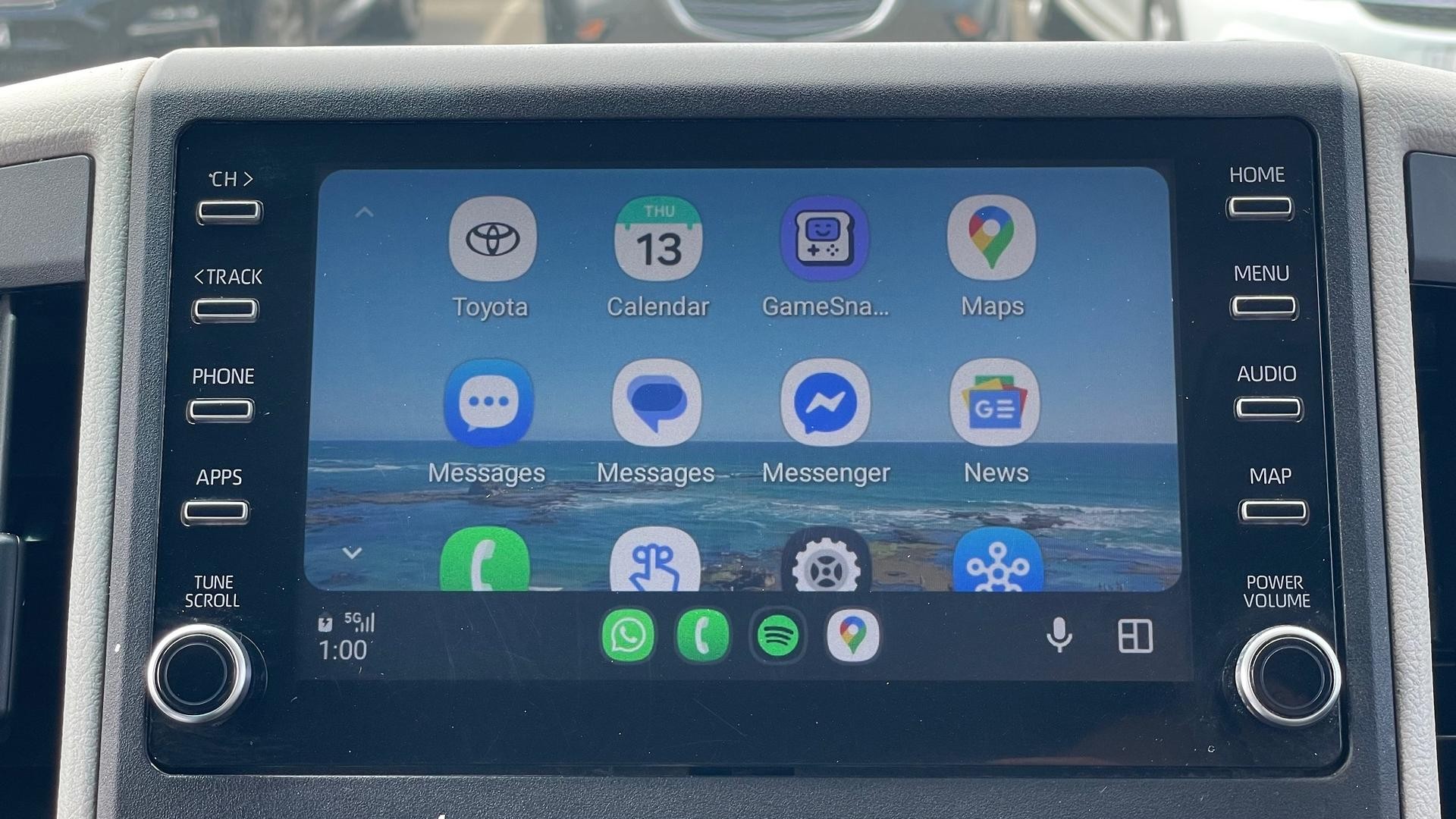 Toyota Hiace image 2