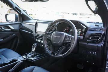 https://vehicle-cdn.autoleague.cloud/14189_950343106_20.jpg