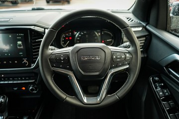 https://vehicle-cdn.autoleague.cloud/14189_950444263_12.jpg