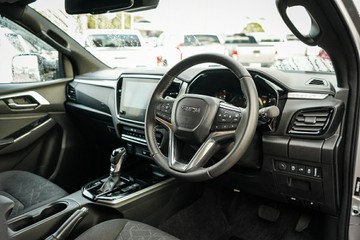 https://vehicle-cdn.autoleague.cloud/14189_950444263_17.jpg