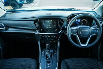 https://vehicle-cdn.autoleague.cloud/14189_960071896_11.jpg