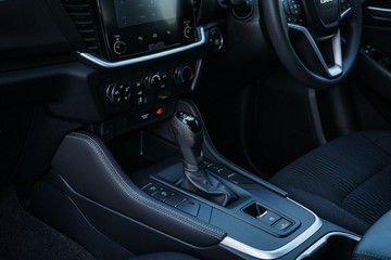 https://vehicle-cdn.autoleague.cloud/14189_960071896_26.jpg