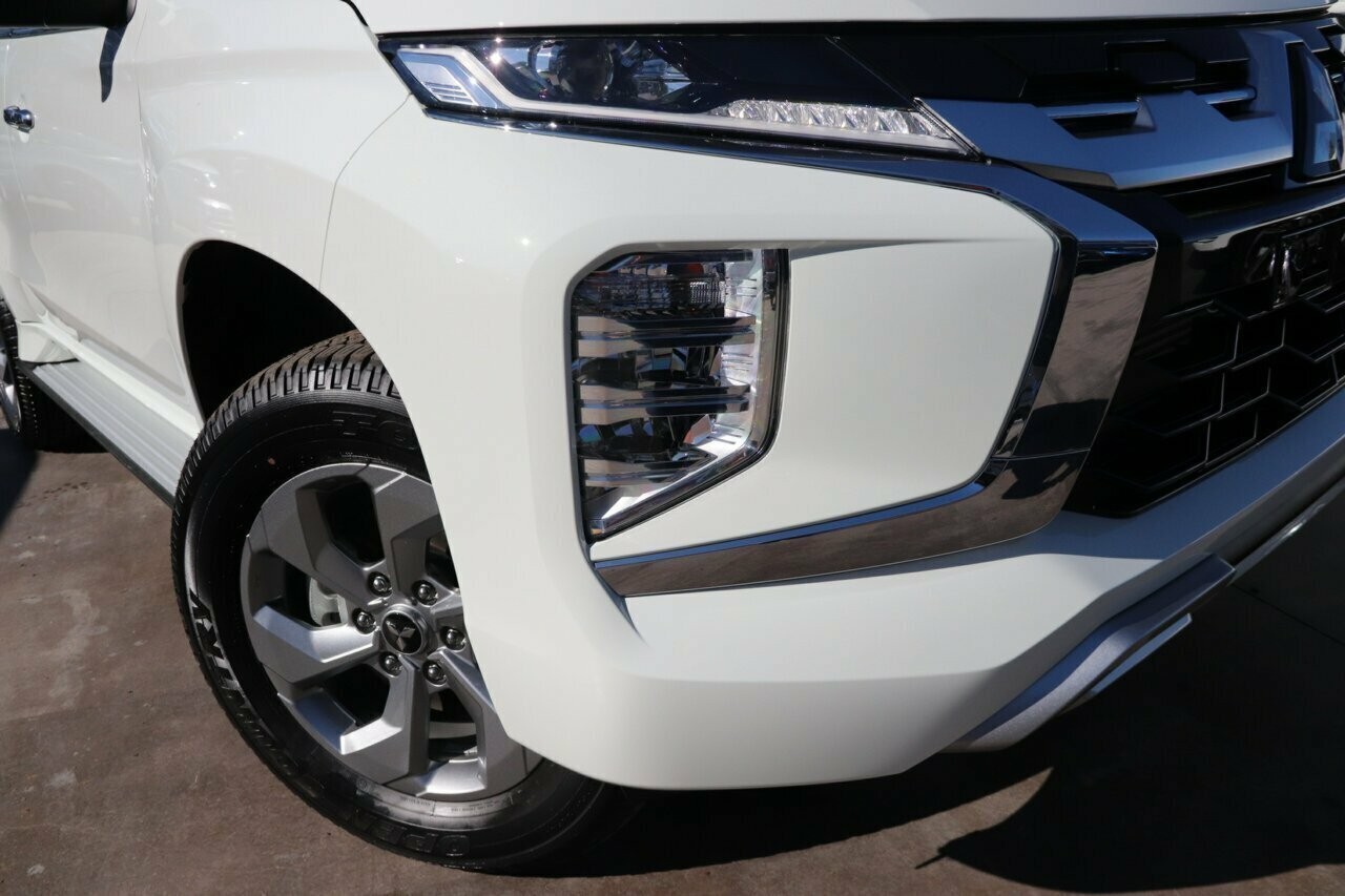 Mitsubishi Pajero Sport image 2