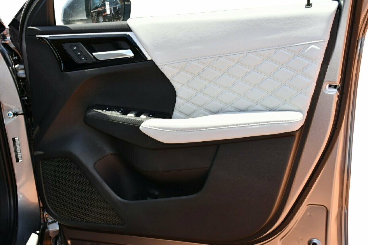 Mitsubishi Outlander image 4