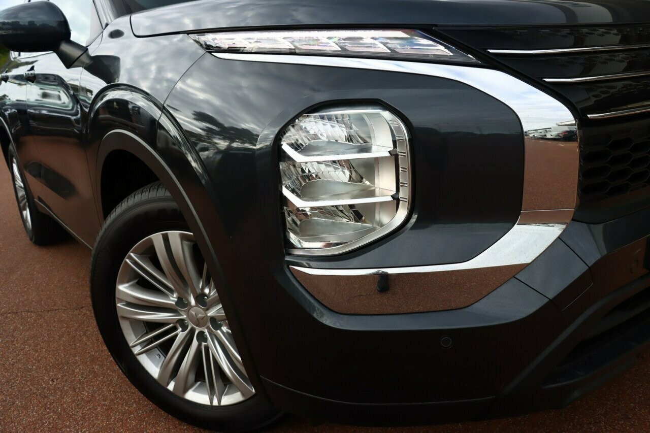 Mitsubishi Outlander image 2
