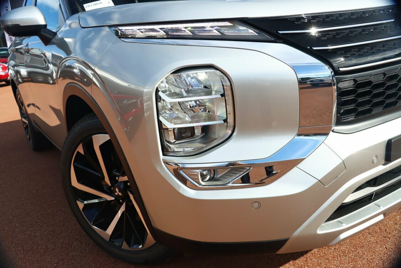 Mitsubishi Outlander image 2