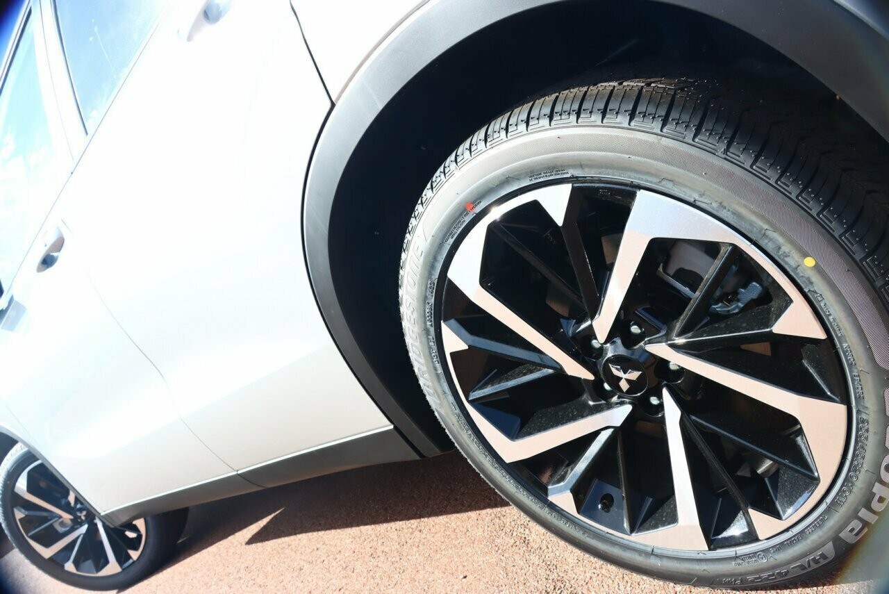 Mitsubishi Outlander image 4