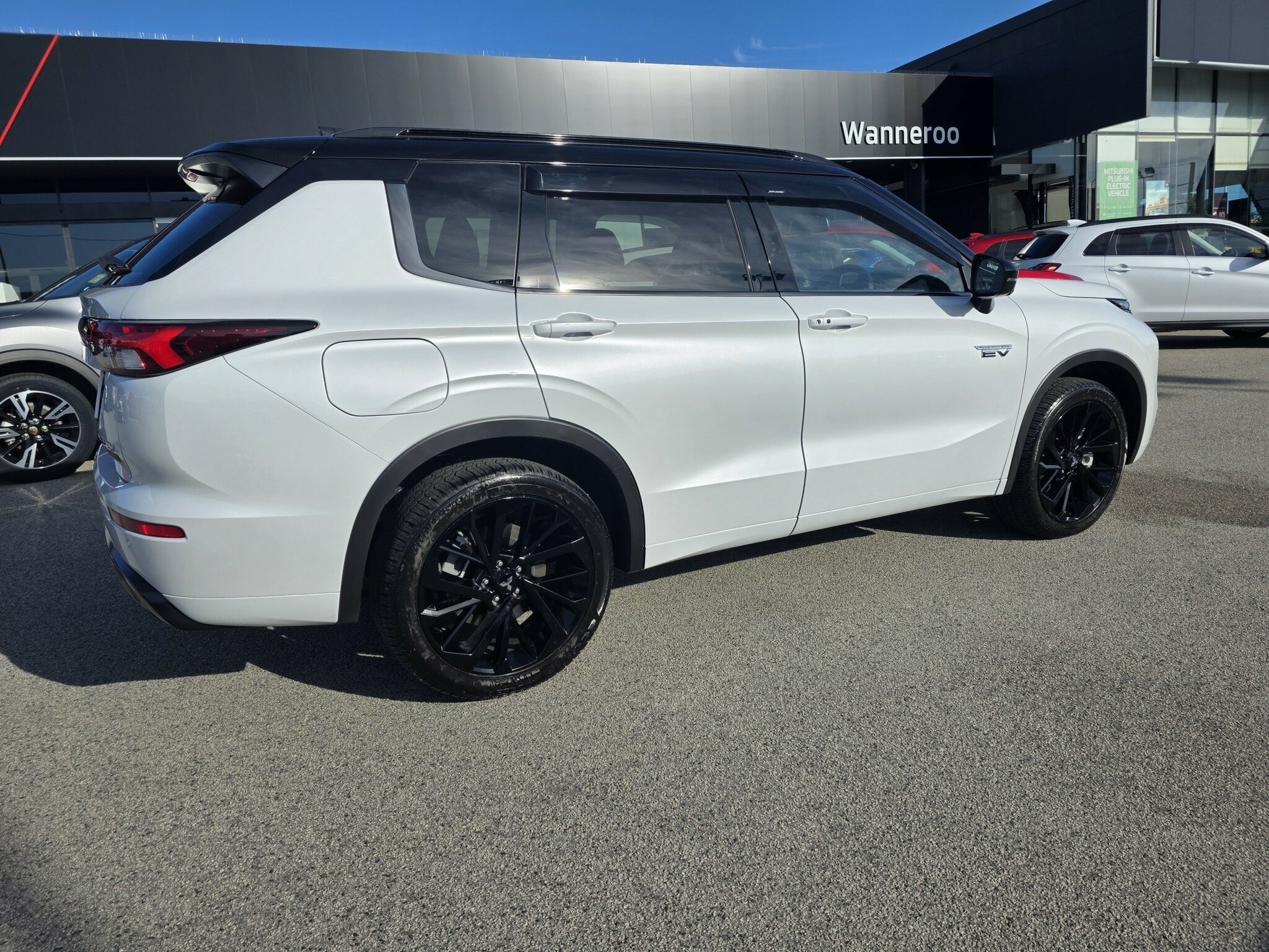 Mitsubishi Outlander image 2