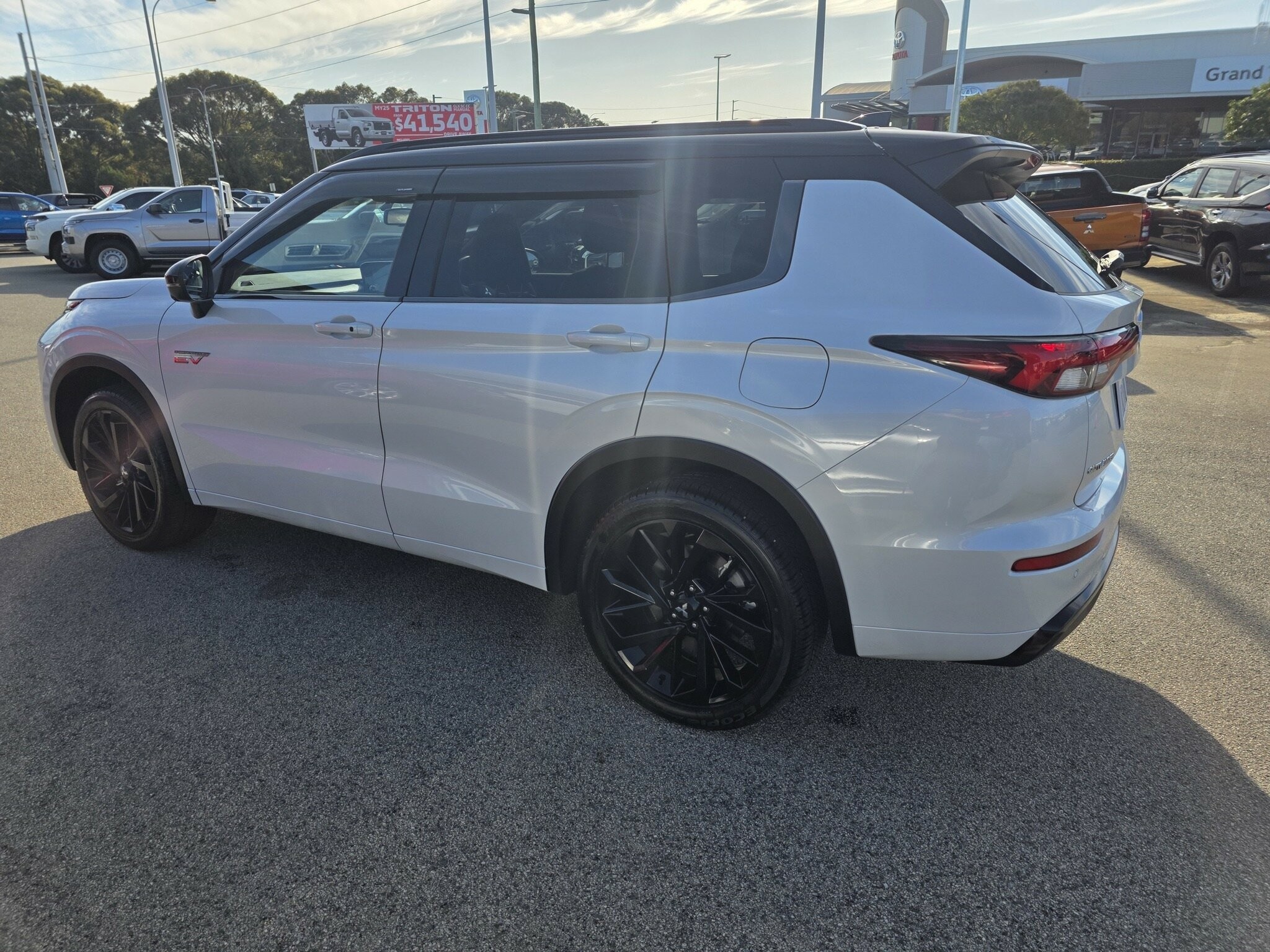 Mitsubishi Outlander image 4