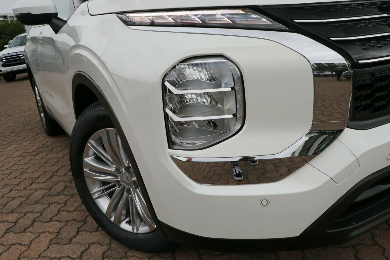 Mitsubishi Outlander image 2