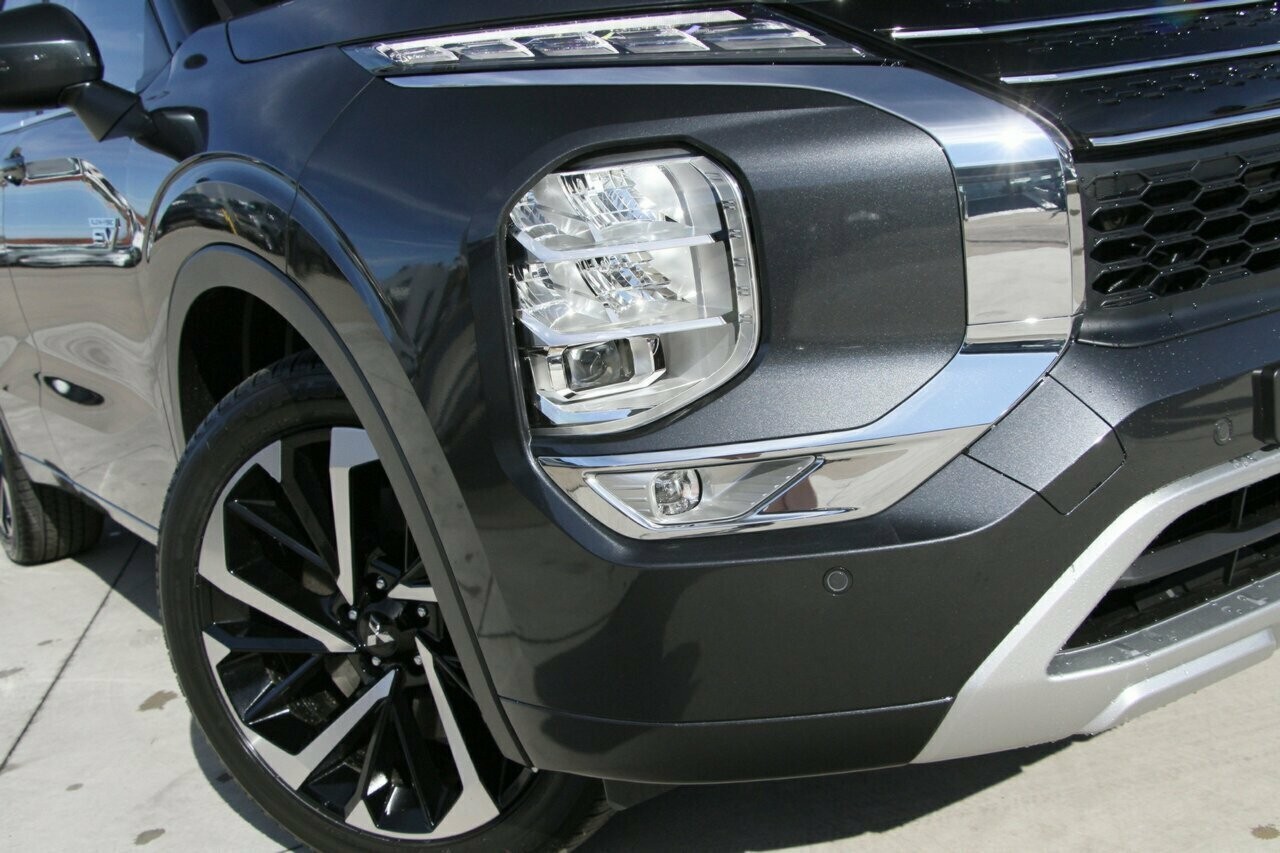 Mitsubishi Outlander image 2