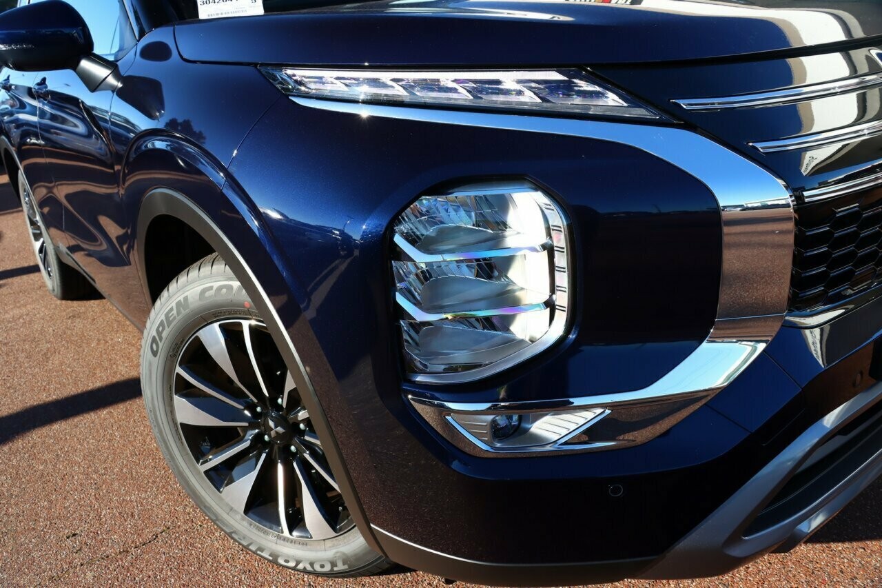 Mitsubishi Outlander image 2