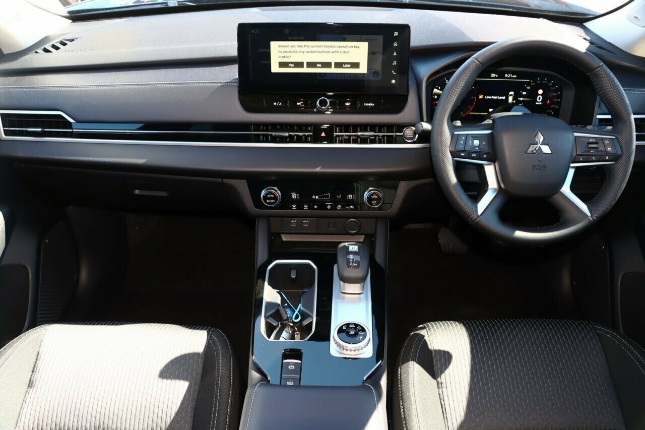 Mitsubishi Outlander image 4