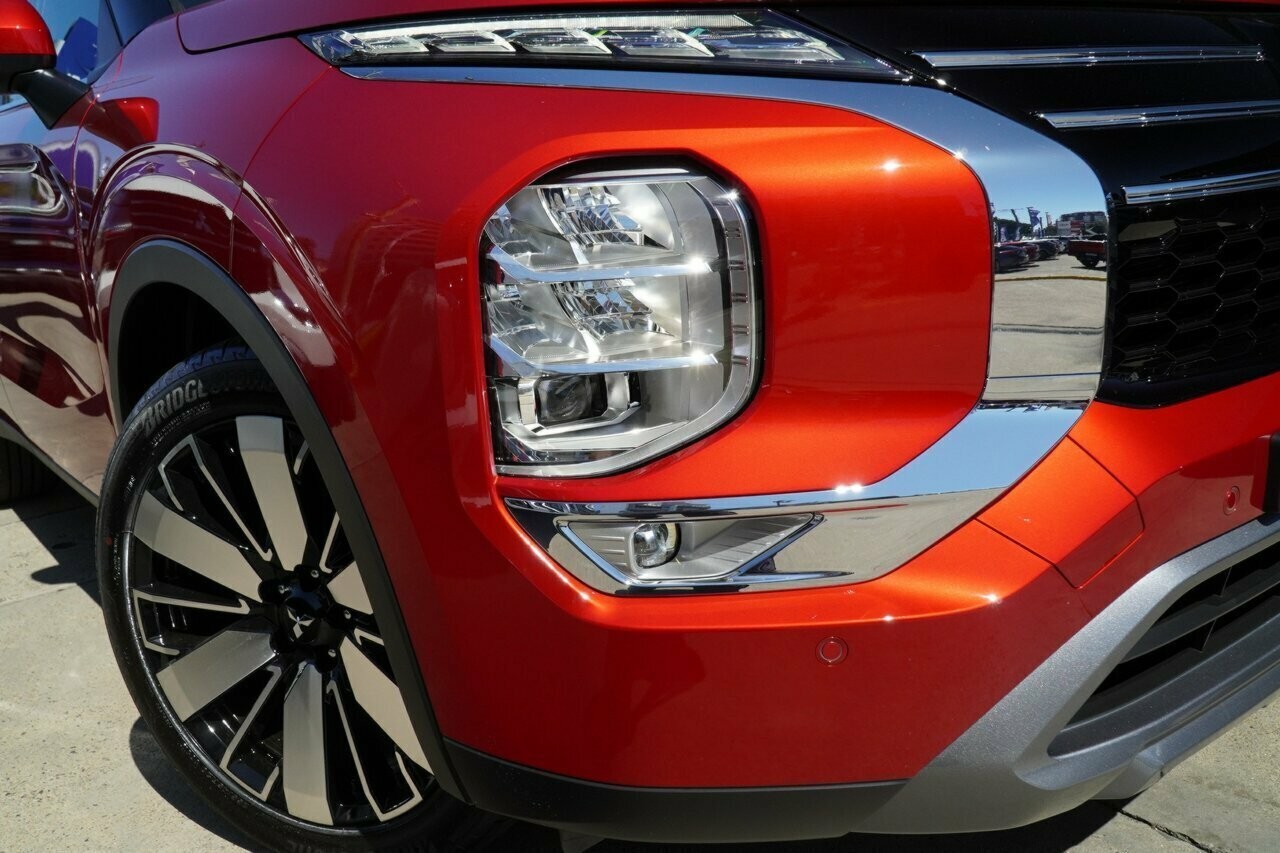 Mitsubishi Outlander image 2