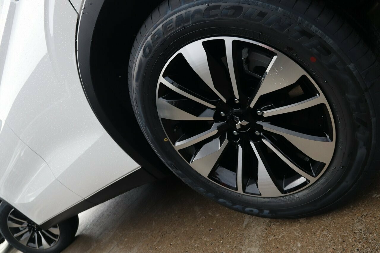 Mitsubishi Outlander image 4