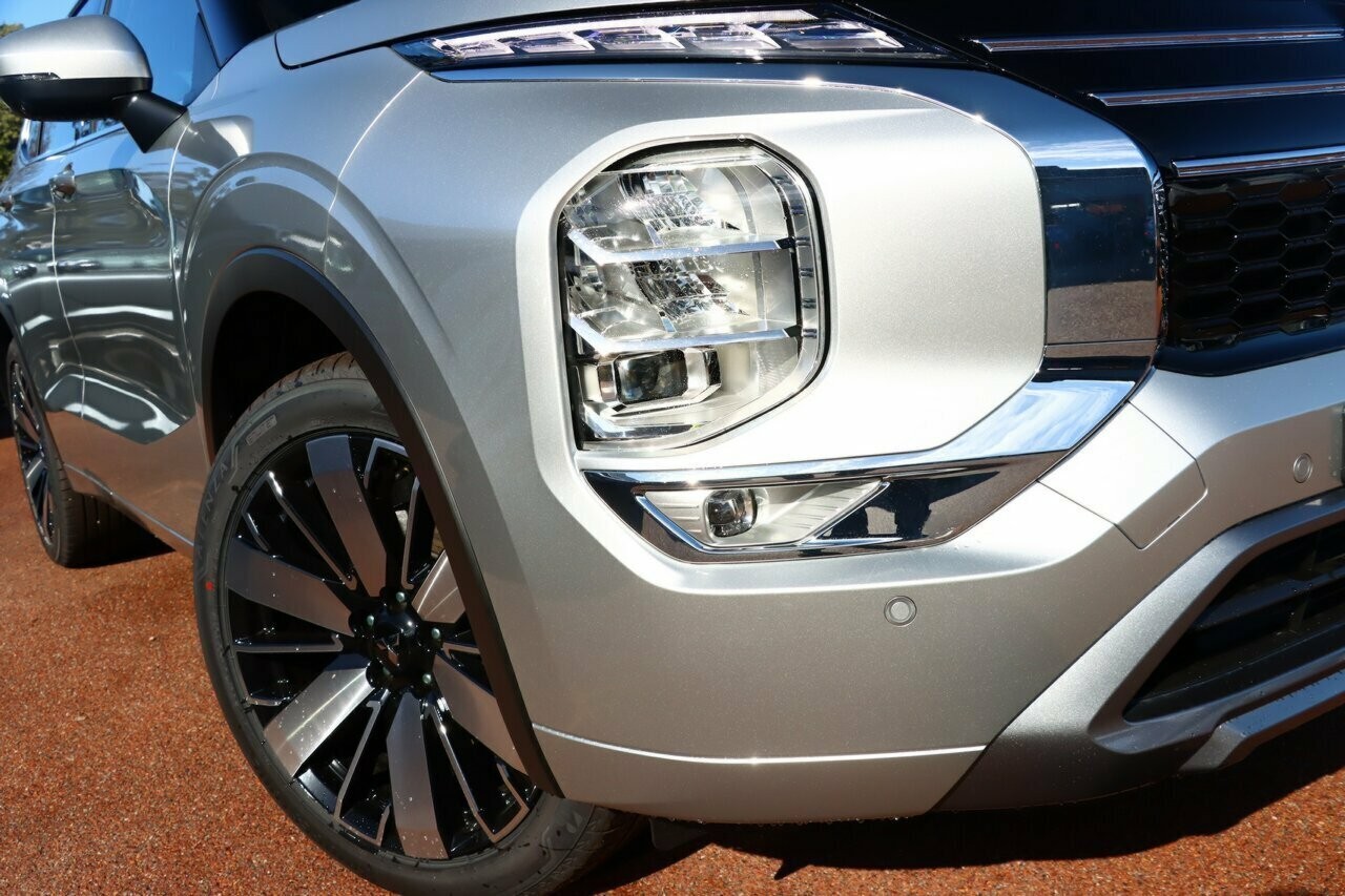 Mitsubishi Outlander image 2