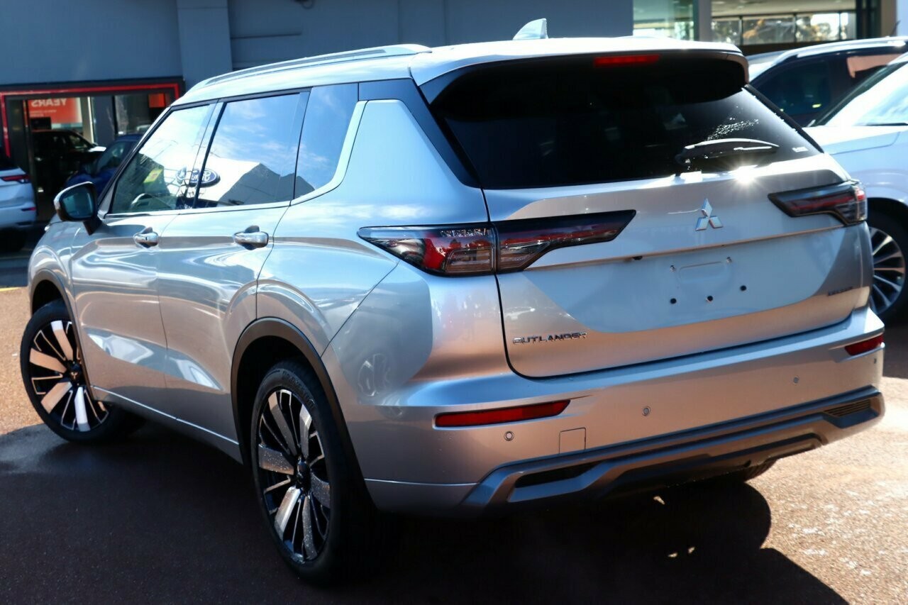 Mitsubishi Outlander image 3