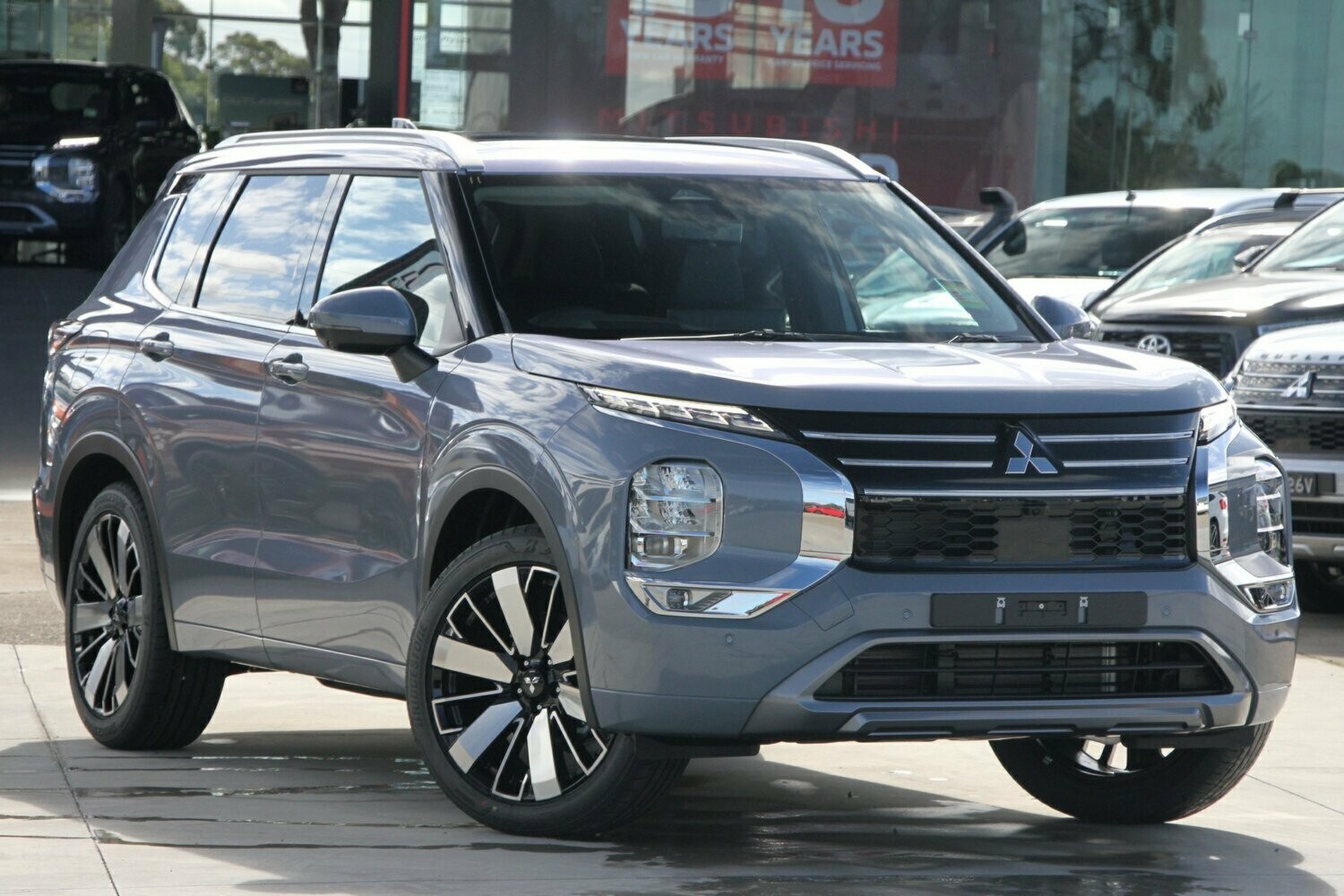 Mitsubishi Outlander image 1