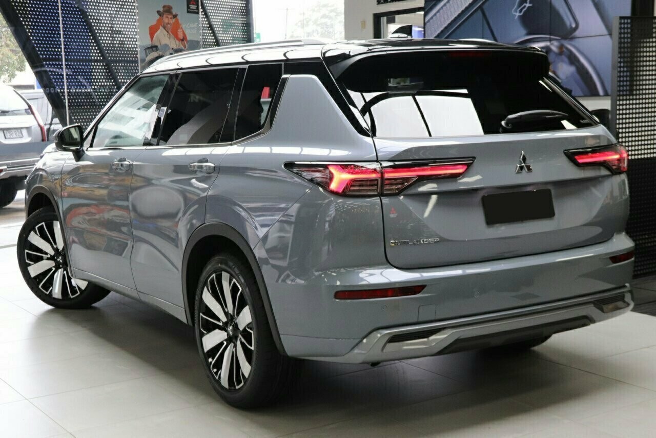 Mitsubishi Outlander image 3