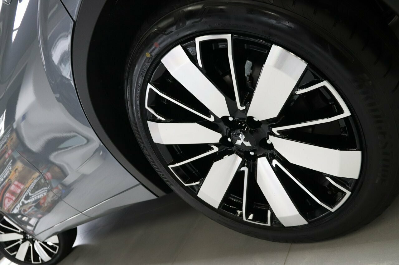 Mitsubishi Outlander image 4