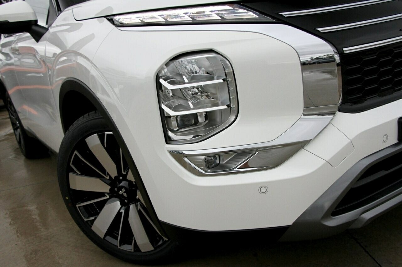 Mitsubishi Outlander image 2