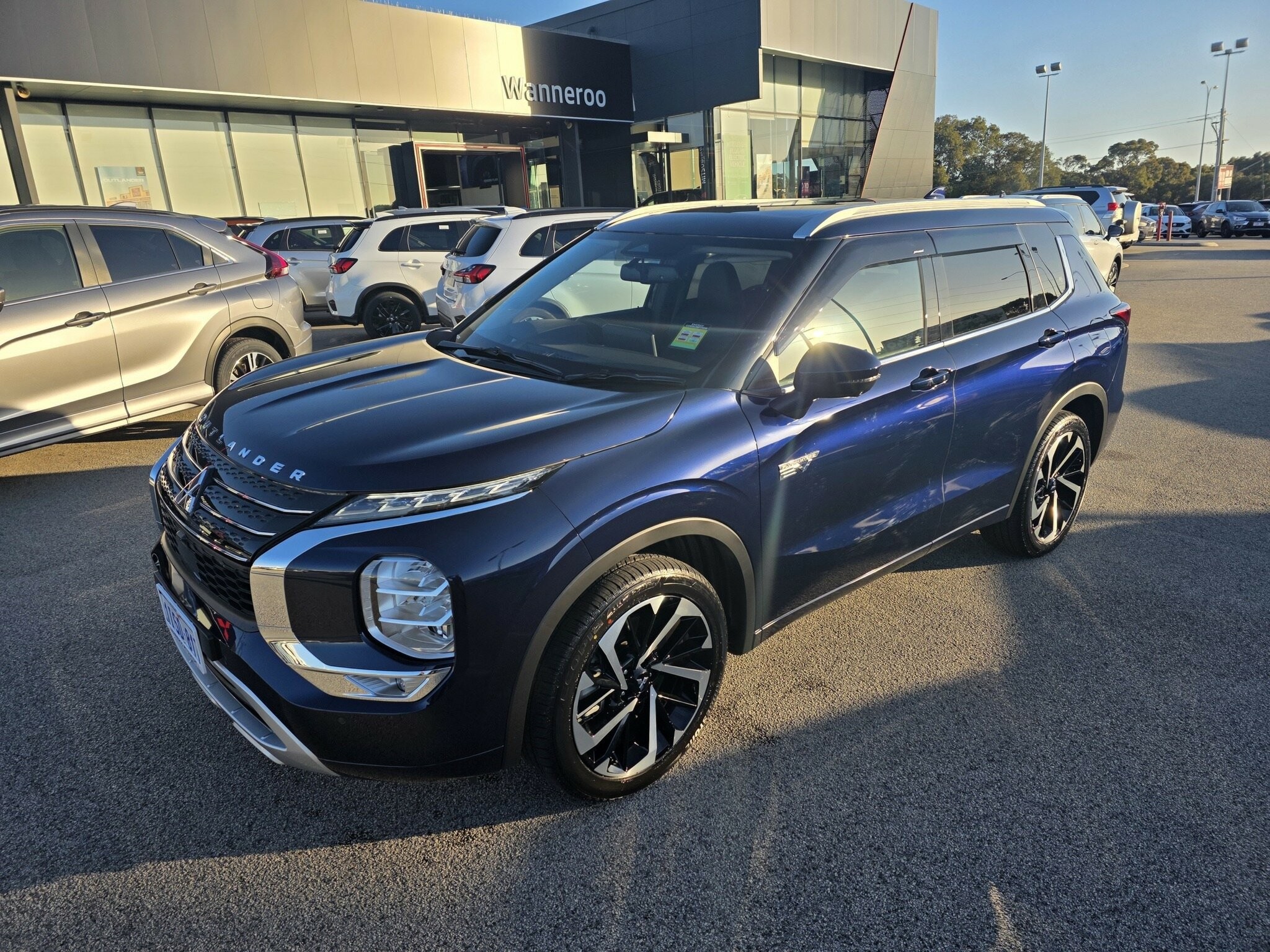 Mitsubishi Outlander image 2