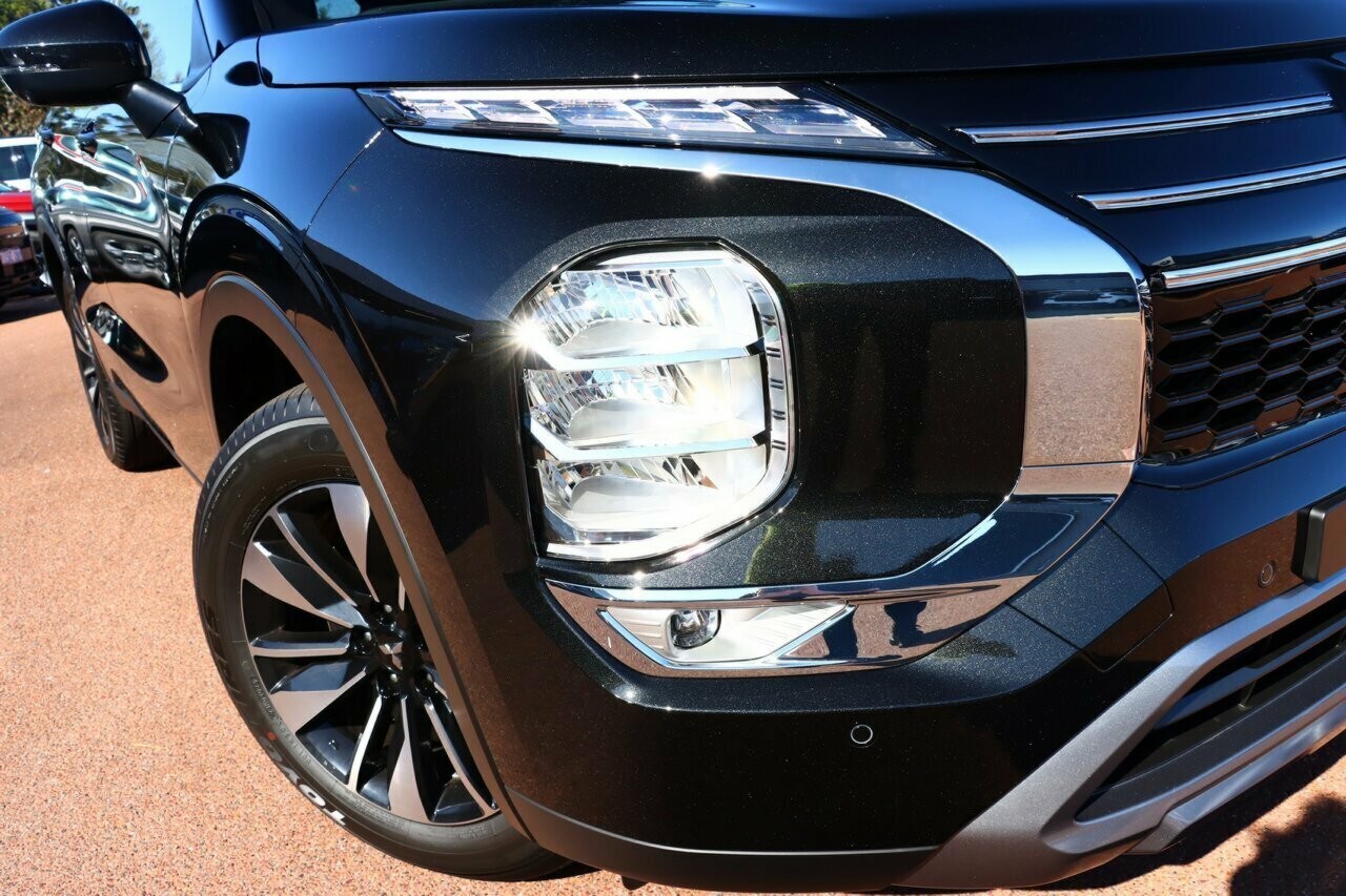 Mitsubishi Outlander image 2