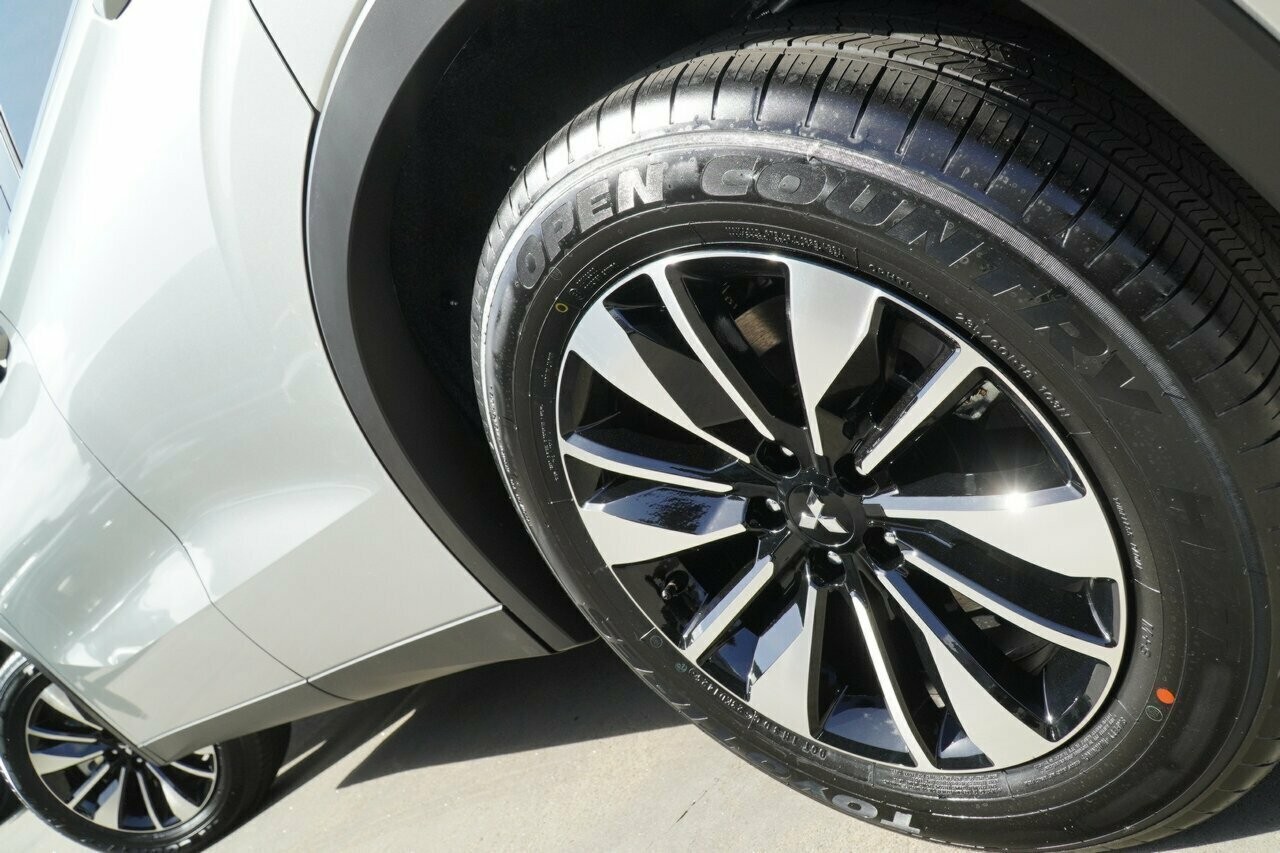 Mitsubishi Outlander image 4