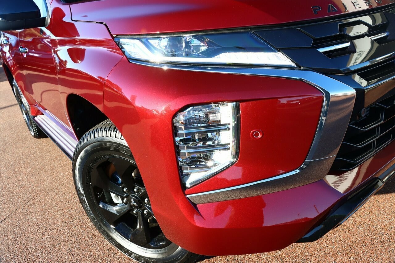 Mitsubishi Pajero Sport image 2