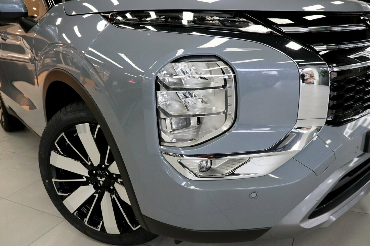 Mitsubishi Outlander image 2