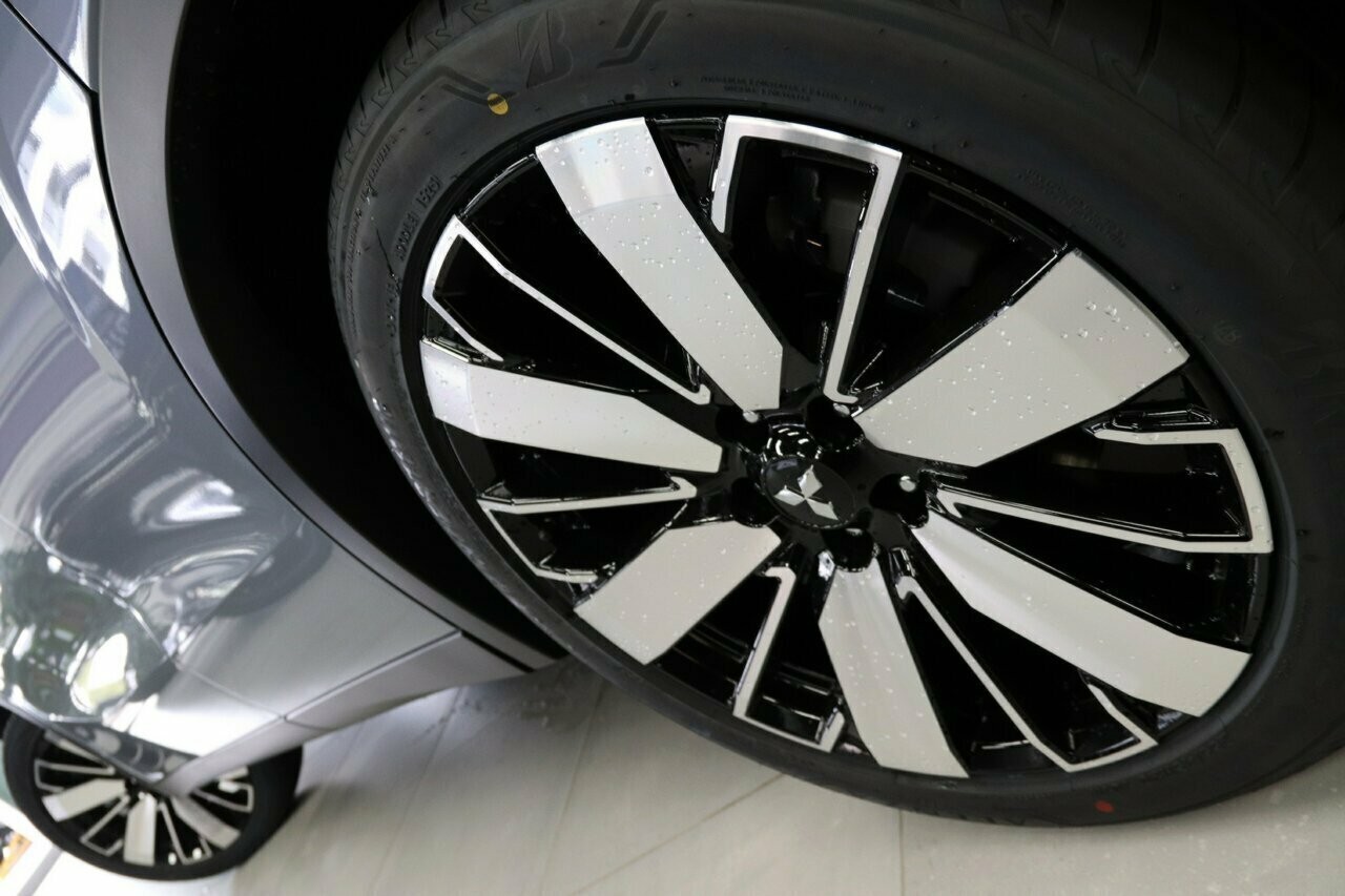Mitsubishi Outlander image 4
