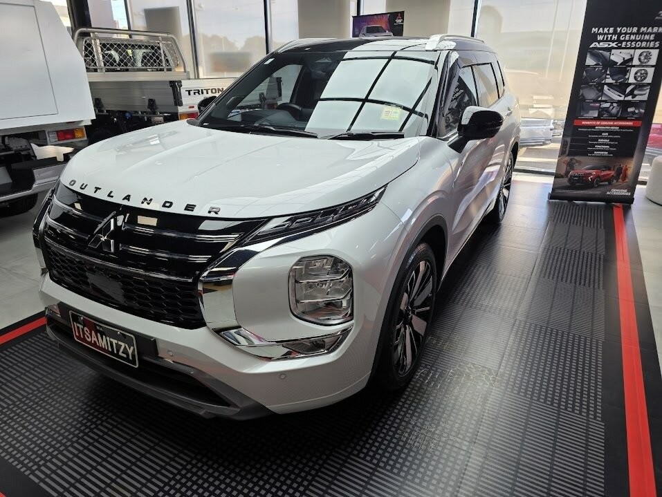 Mitsubishi Outlander image 1