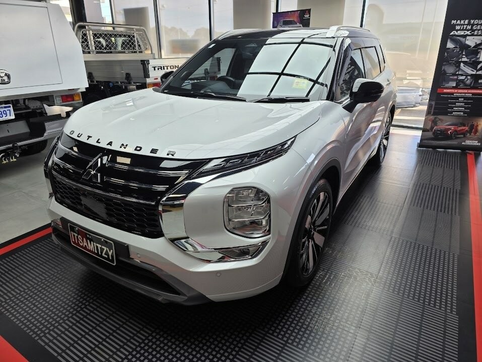Mitsubishi Outlander image 2