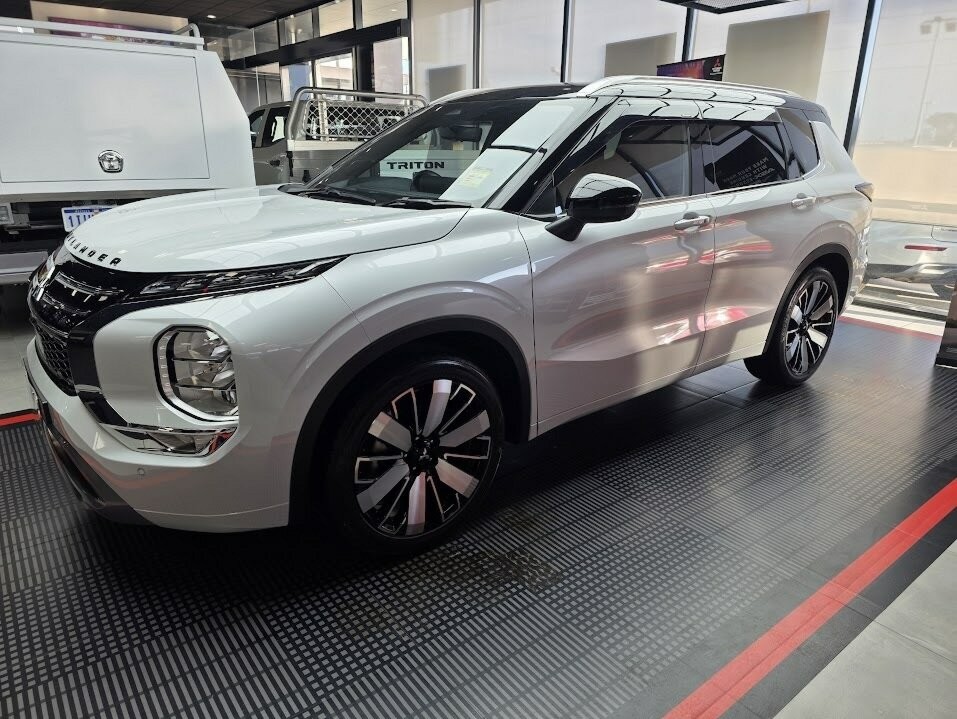 Mitsubishi Outlander image 3