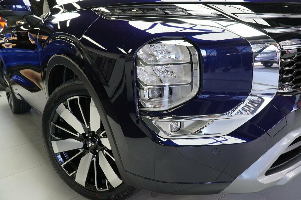 Mitsubishi Outlander image 2