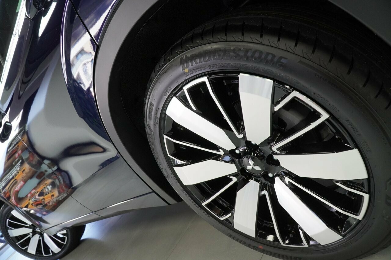 Mitsubishi Outlander image 4