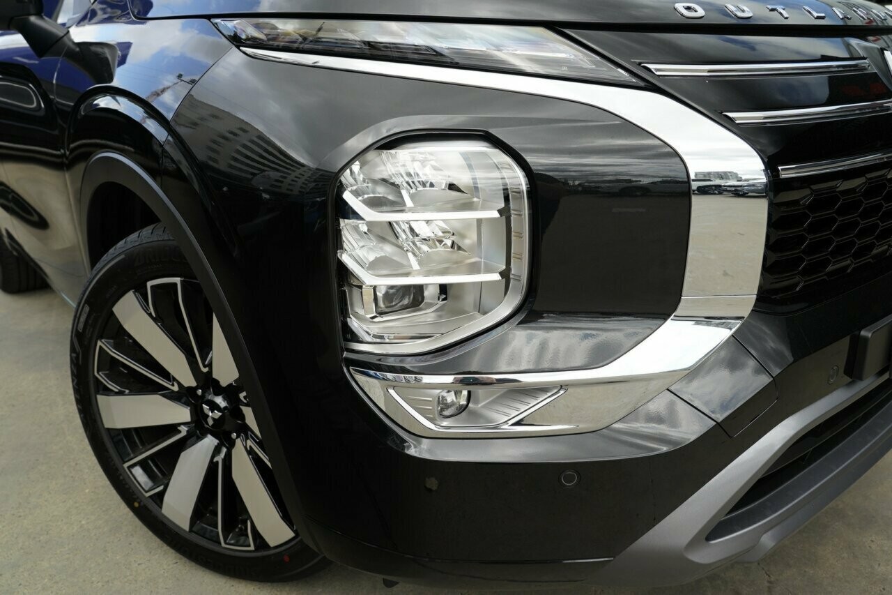 Mitsubishi Outlander image 2