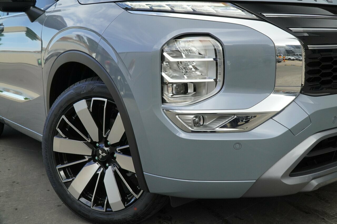 Mitsubishi Outlander image 2