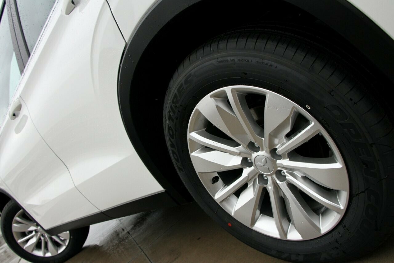 Mitsubishi Outlander image 4