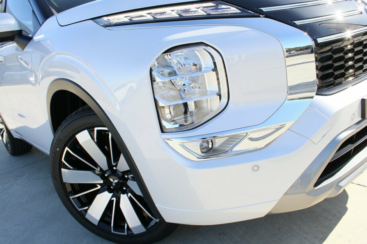 Mitsubishi Outlander image 2