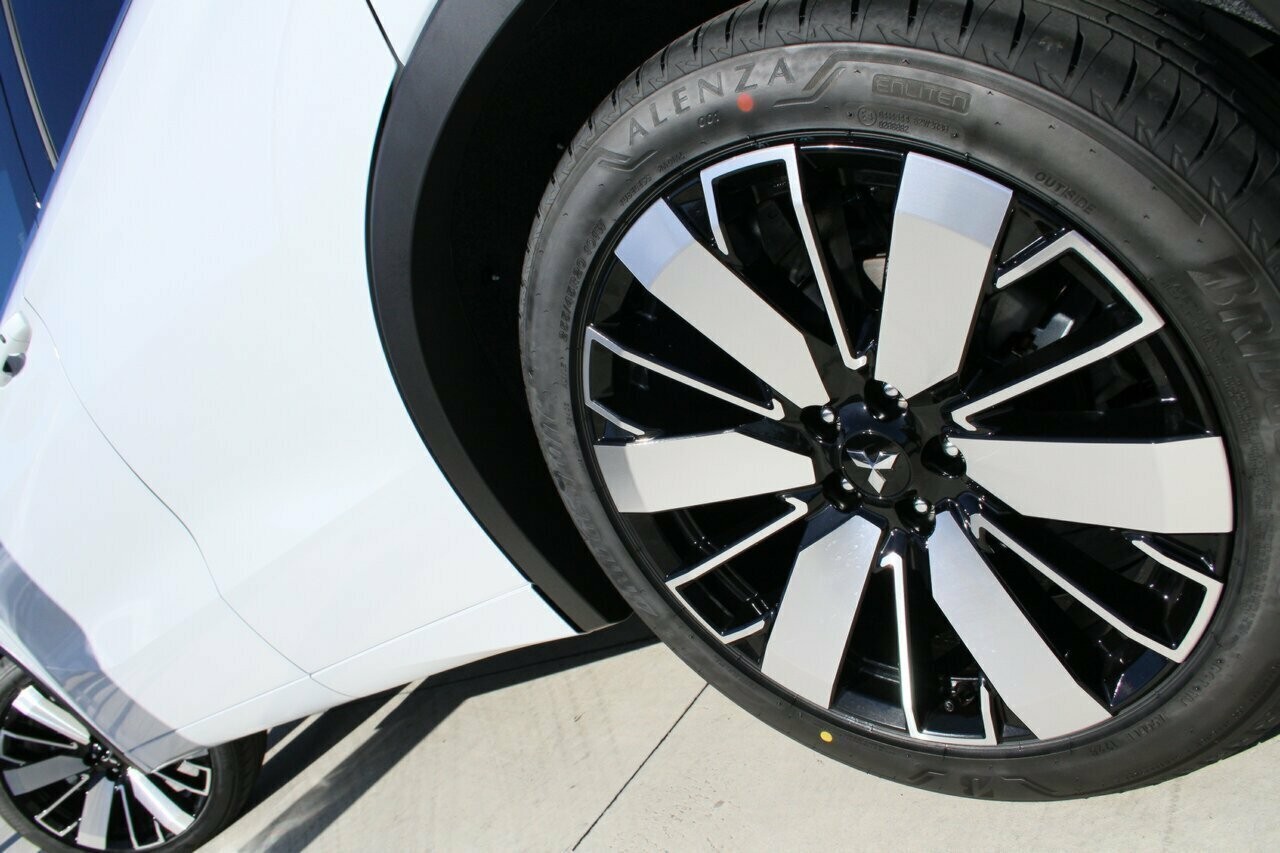 Mitsubishi Outlander image 4