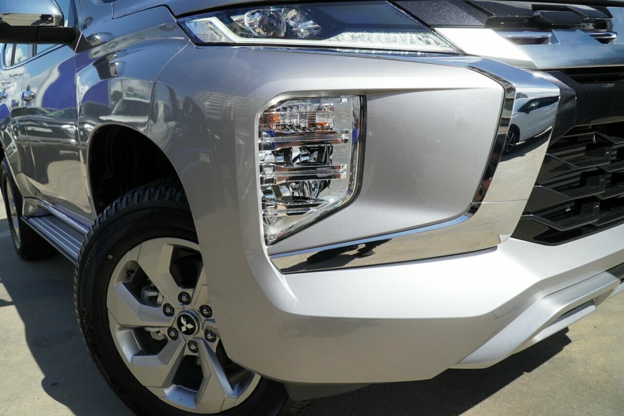 Mitsubishi Pajero Sport image 2