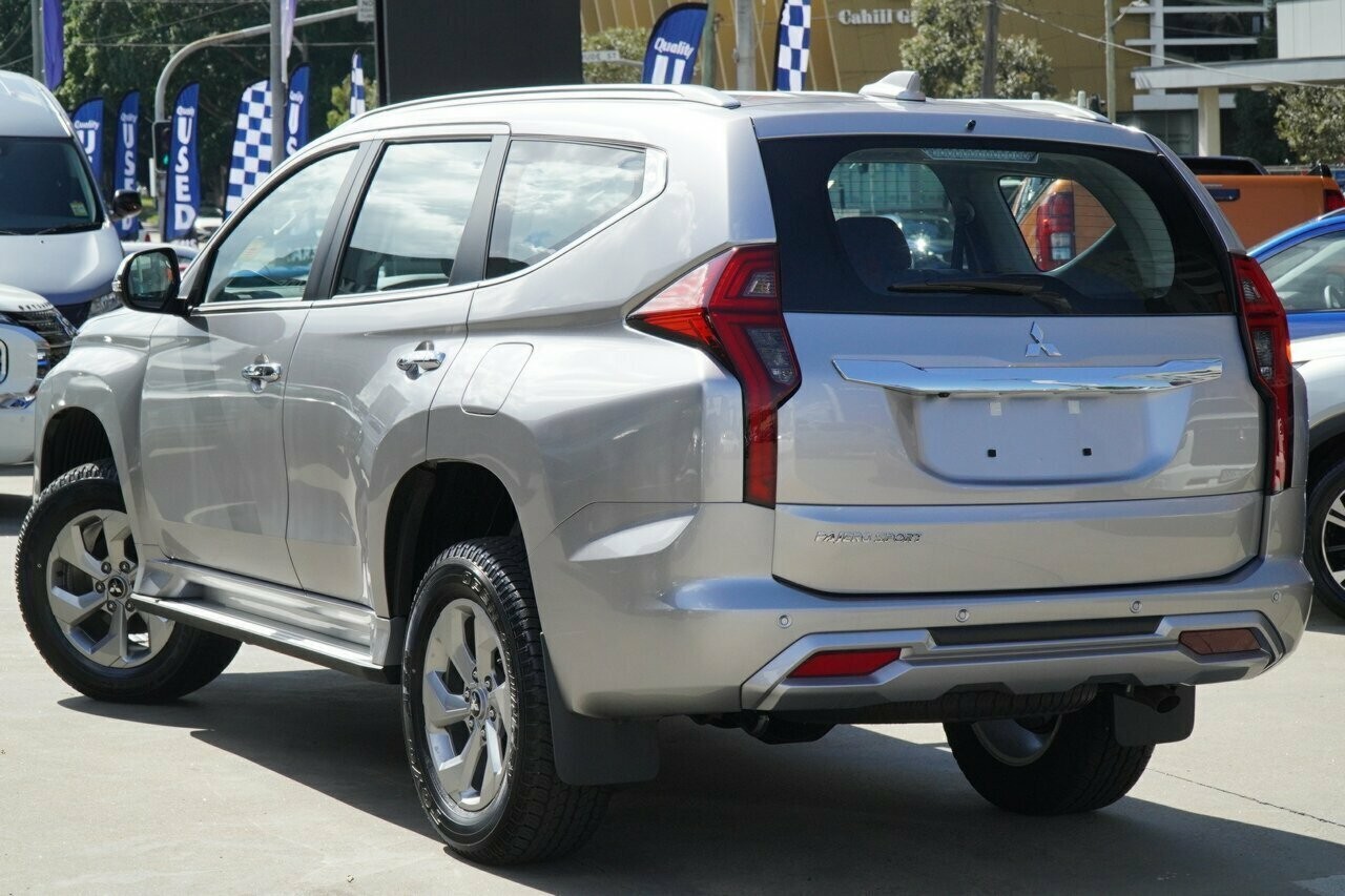 Mitsubishi Pajero Sport image 3